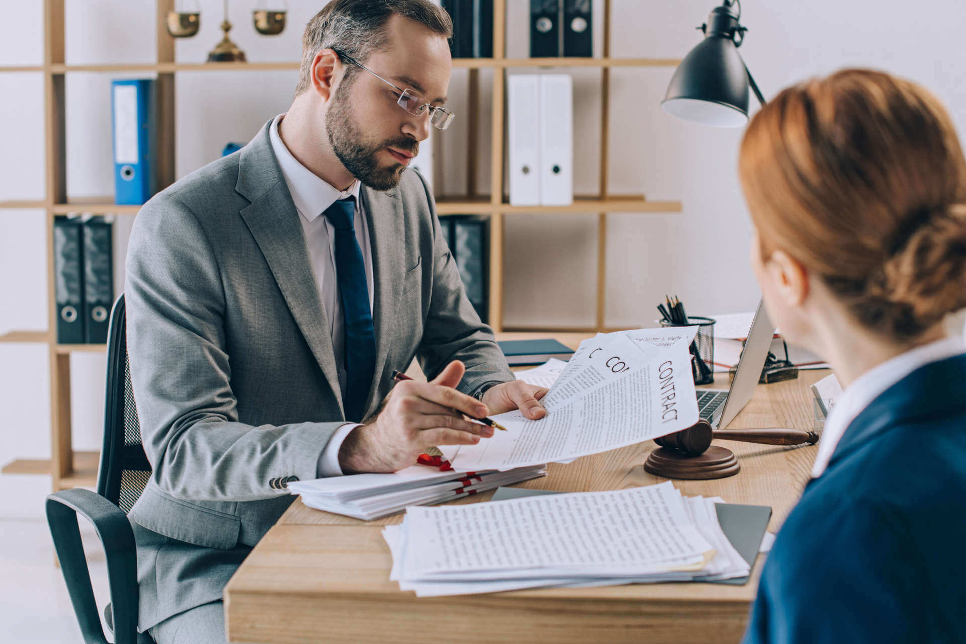 Рабочий стол с документами — регистрация s.r.o.